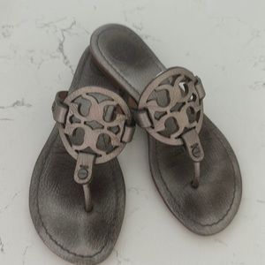 TORY BURCH MILLER SILVER PEWTER METALLIC LEATHER SANDALS FLIP FLOPS 6.5 …